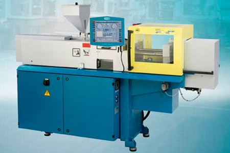 做好這幾個(gè)檢查，讓你的塑料注塑機(jī)液壓系統(tǒng)不生?。?/></p><p>　　<strong>2、液壓油質(zhì)量檢查</strong></p><p>　　液壓油是液壓系統(tǒng)的血液，其質(zhì)量直接影響系統(tǒng)運(yùn)行。定期檢查液壓油的質(zhì)量和狀態(tài)是防止故障的重要步驟。</p><p>　　油質(zhì)檢測(cè)：使用油質(zhì)分析儀檢測(cè)液壓油的污染程度、粘度、水分等參數(shù)。當(dāng)液壓油污染度超過(guò)標(biāo)準(zhǔn)時(shí)，及時(shí)更換油液，避免污染引起故障。</p><p>　　添加新油：當(dāng)系統(tǒng)油位過(guò)低時(shí)，添加新油以保持合適的油位。確保使用符合規(guī)定的液壓油類(lèi)型和品牌，避免不當(dāng)混用。</p><p>　　<strong>3、過(guò)濾器和濾芯檢查</strong></p><p>　　過(guò)濾器和濾芯的作用是防止固體顆粒和雜質(zhì)進(jìn)入塑料注塑機(jī)液壓系統(tǒng)，保持系統(tǒng)的清潔和穩(wěn)定。</p><p>　　定期更換濾芯：根據(jù)廠家建議，定期更換液壓系統(tǒng)的濾芯。避免濾芯堵塞影響油液流動(dòng)。</p><p>　　過(guò)濾器清潔：對(duì)于可清洗的過(guò)濾器，定期進(jìn)行清潔，以保持其過(guò)濾效能。</p><p>　　<strong>4、液壓系統(tǒng)溫度控制</strong></p><p>　　液壓系統(tǒng)溫度的控制是保持系統(tǒng)穩(wěn)定運(yùn)行的關(guān)鍵因素。過(guò)高的溫度可能引發(fā)油液老化、密封件損壞等問(wèn)題。</p><p>　　溫度監(jiān)測(cè)：使用溫度傳感器監(jiān)測(cè)液壓系統(tǒng)的工作溫度。如發(fā)現(xiàn)溫度異常升高，應(yīng)采取措施降低溫度。</p><p>　　冷卻系統(tǒng)檢查：檢查塑料注塑機(jī)液壓系統(tǒng)的冷卻系統(tǒng)是否正常運(yùn)行，確保足夠的散熱。</p><p style=