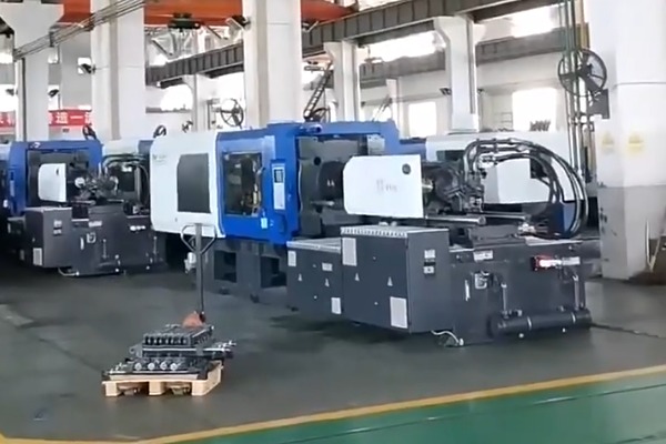 大型二板式智能注塑機設備實拍圖2