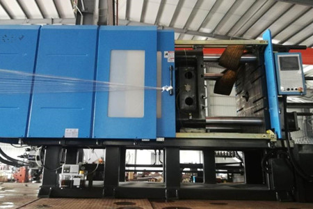 果筐注塑機廠家如何保證設(shè)備性能的一致性和穩(wěn)定性？